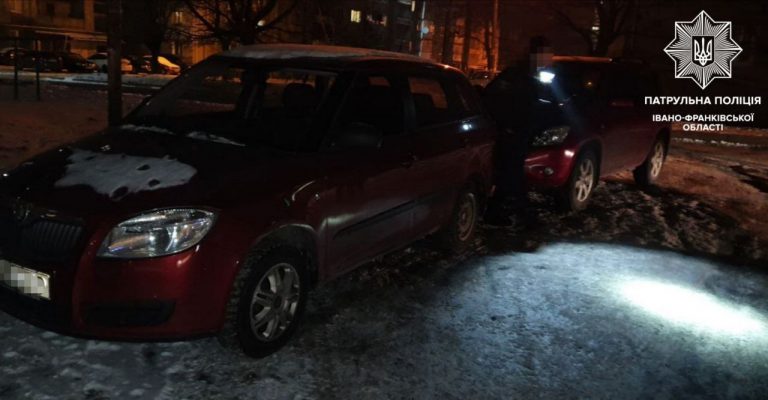 У Пасічній п’яний водій без документів вчинив ДТП і зачинився в машині – отримав три адмінматеріали (ФОТОФАКТ)