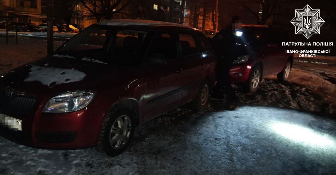 У Пасічній п’яний водій без документів вчинив ДТП і зачинився в машині – отримав три адмінматеріали (ФОТОФАКТ)