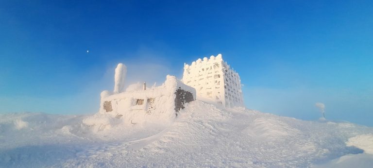 На горі Піп Іван сильні морози: температура опустилася до -23° (ФОТО)