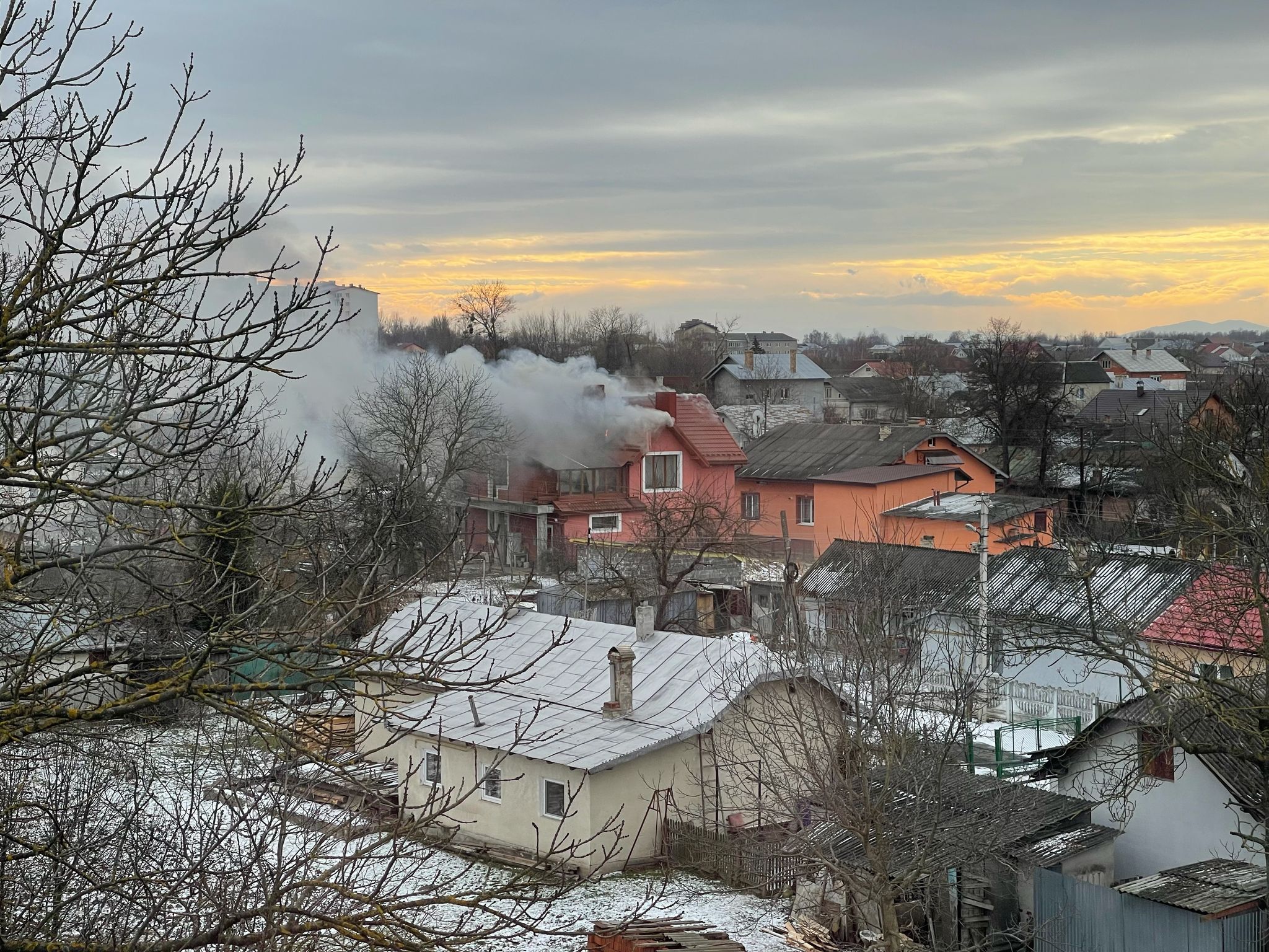 У Крихівцях горів житловий будинок (ФОТО, ВІДЕО)