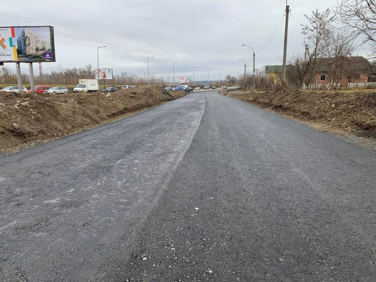 На “старій” Надрічній уклали нижній шар асфальту (ФОТО)
