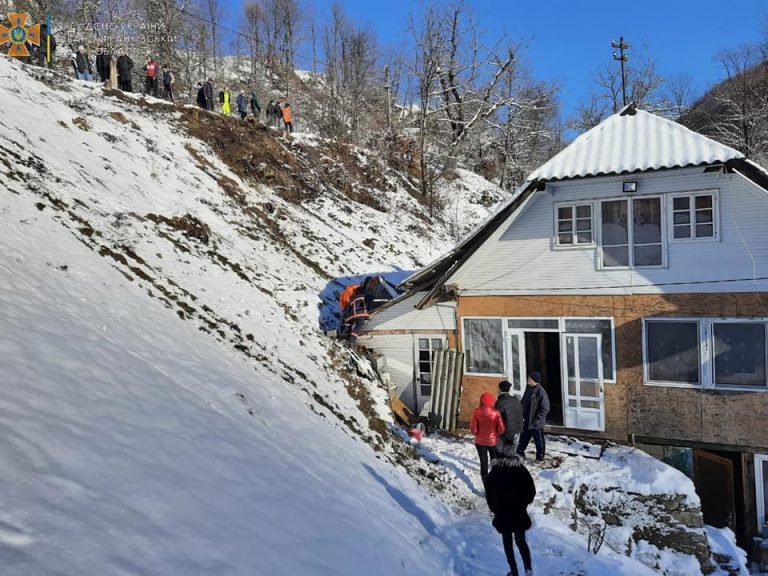 Під Косовом машина впала у прірву та зупинилася в будинку (ФОТО)