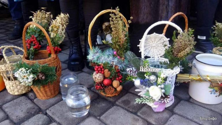 Сотні франківців освятили “йорданську” воду на площі біля Катедри