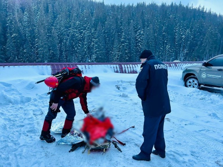 Впали в обрив: прикарпатські поліціянти розслідують смерть жінки на Говерлі (ФОТО)