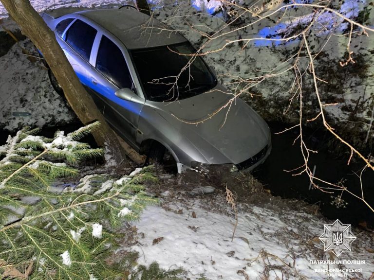 На Ленкавського Opel з’їхав у кювет. Водій — напідпитку та без прав за нетверезе водіння (ФОТОФАКТ)