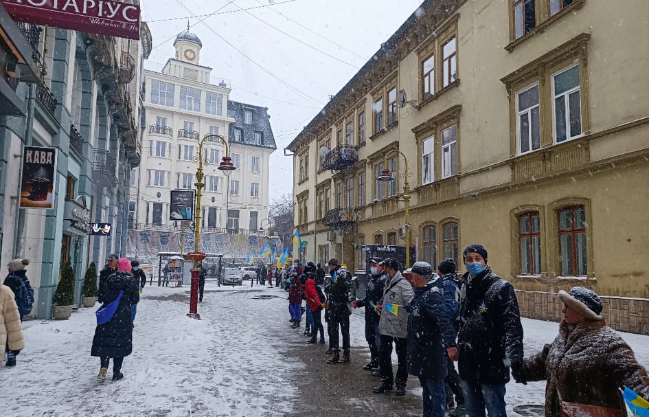 Франківці від готелю “Дністер” до “Києва” утворили живий ланцюг: відзначають єдність та відстоюють пам’ятку архітектури (ФОТО, ВІДЕО)