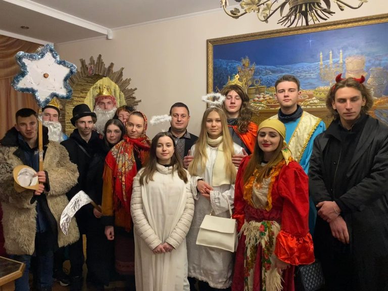 Коломийська молодь під час коляди зібрала гроші для важкохворої жінки