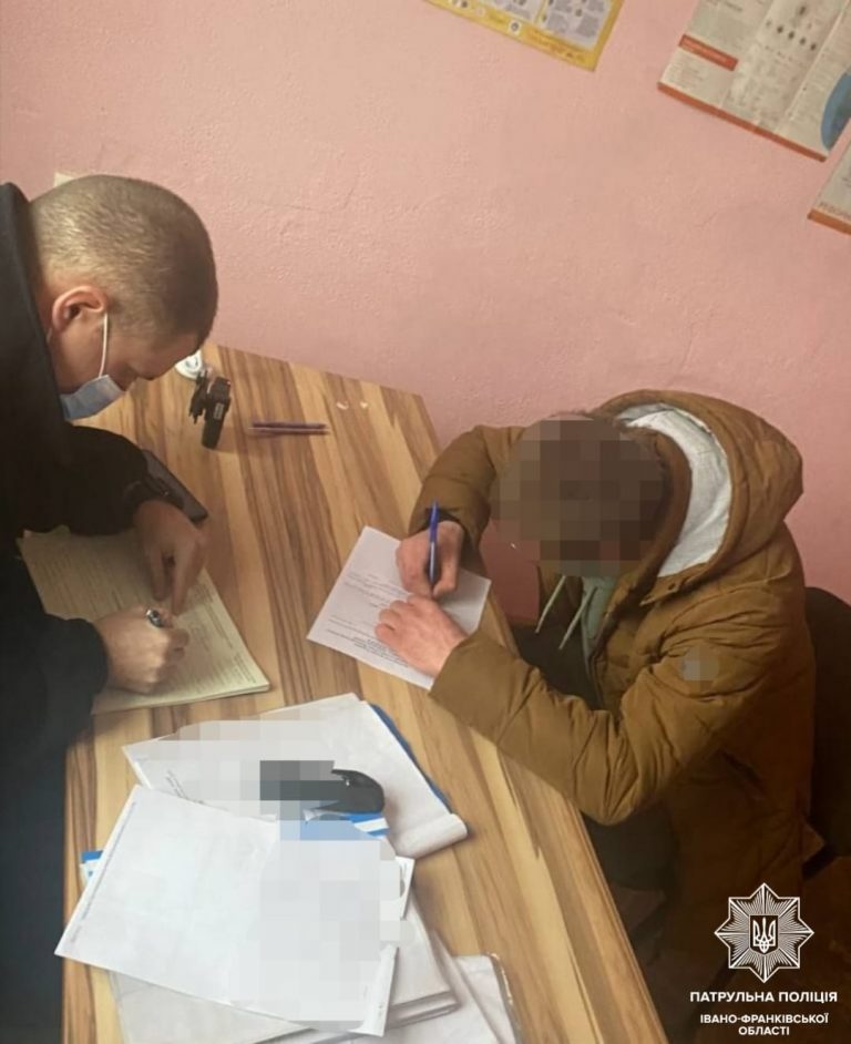 Проїхався стометрівкою до ялинки: у Франківську притягнули до відповідальності водія, який порушив ПДР