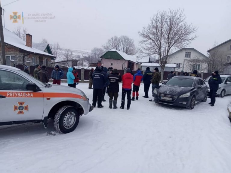Десятки людей, собаки і квадрокоптер продовжують пошуки 77-річного прикарпатця (ФОТО)