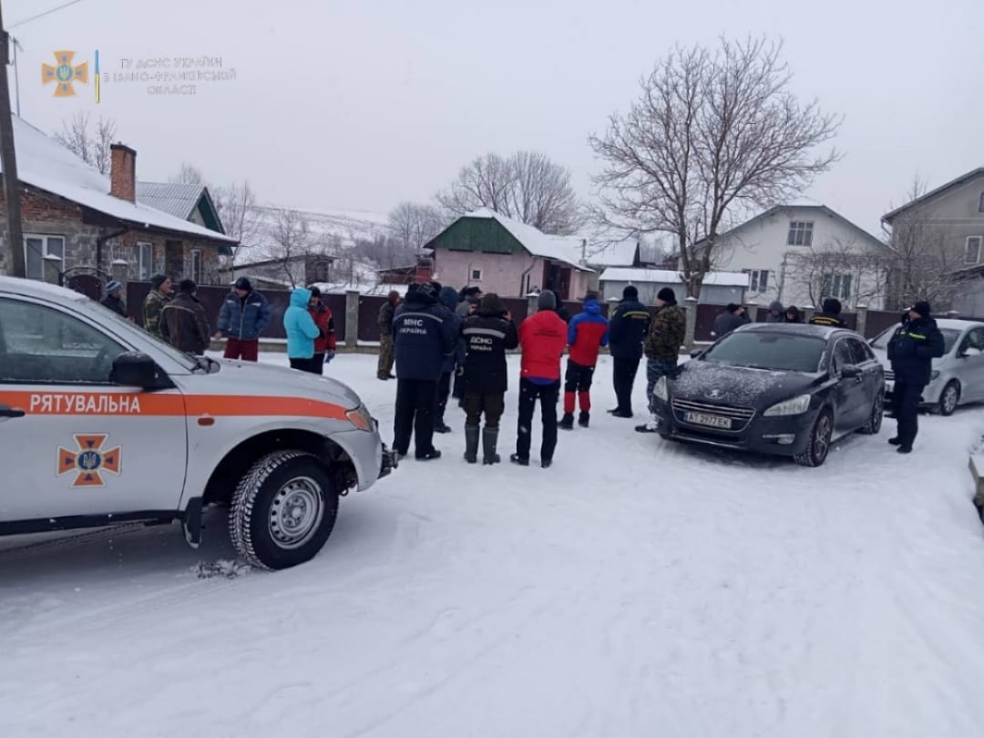Десятки людей, собаки і квадрокоптер продовжують пошуки 77-річного прикарпатця (ФОТО)