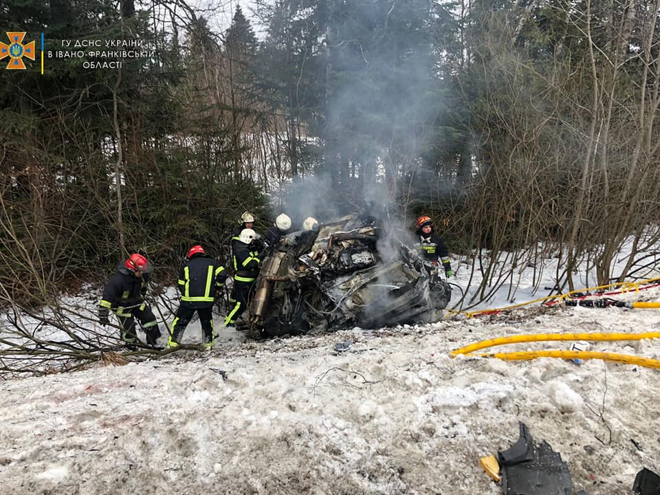 Ранкова автотроща між Надвірною та Яремче: є жертви (ФОТО)