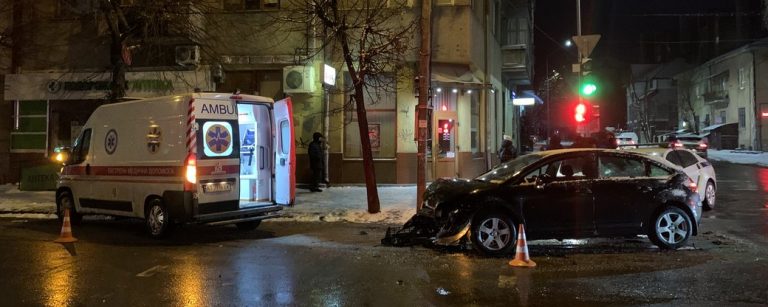 На Коновальця зіткнулися два неуважних водія: один був на легковому авто, інший – на “швидкій” (ФОТО)