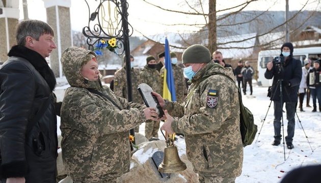 У Верховині освятили Дзвін пам’яті, який передали з меморіального комплексу на горі Карачун (ФОТО)