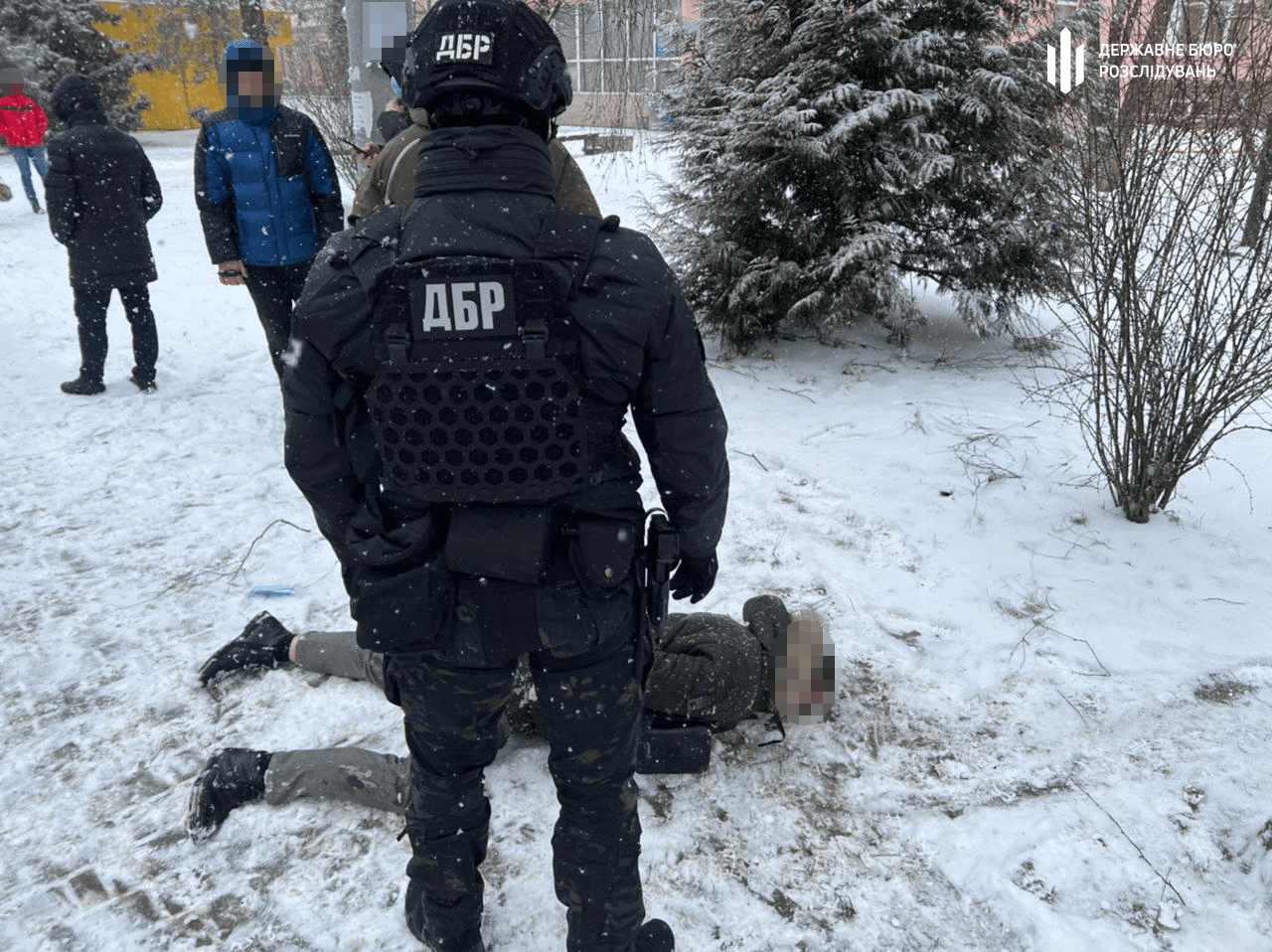П’ять тисяч доларів за підготовку міграційних документів: з’явилися подробиці затримання на хабарі посадовця обласної Нацполіції (ФОТО)