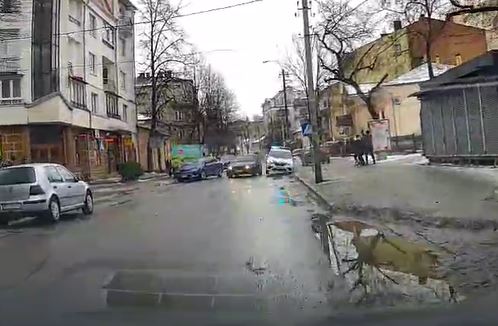 На Чорновола ДТП за участю поліції охорони: момент зіткнення потрапив на відео