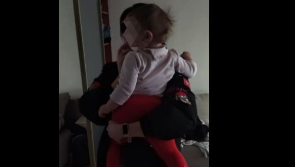 На Пулюя у квартирі зачинилася однорічна дитина – її матері допомогли рятувальники (ФОТО)