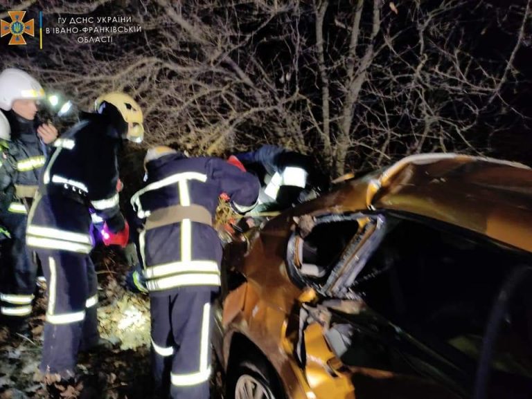 Між Франківськом і Тисменицею “Субару” врізалося в білборд: з авто “вирізали” чоловіка (ФОТО)