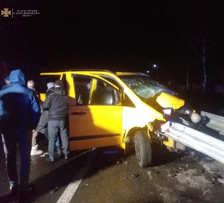 У Гвізді Мерседес врізався у відбійник: водія “вирізали” з авто рятувальники (ФОТО)