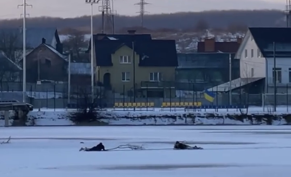 На Німецькому озері хлопчик провалився під кригу, його врятували очевидці (ВІДЕО)