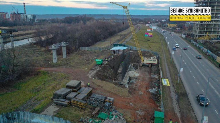 11 січня у Франківську перекриють дві смуги Надрічної: робитимуть опору під міст-довгобуд