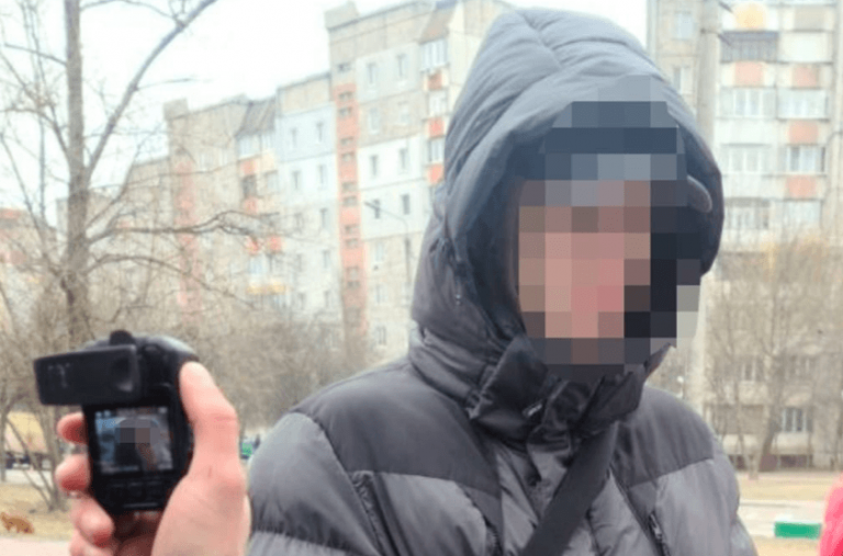 Франківські патрульні виявили у 20-річного хлопця ймовірно заборонені речовини (ФОТОФАКТ)