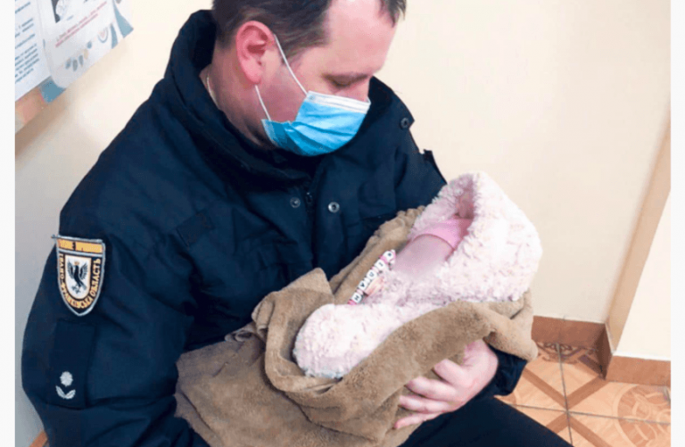 Франківці взялися допомагати чотиримісячній дівчинці, яку з братами і сестрою покинула мати