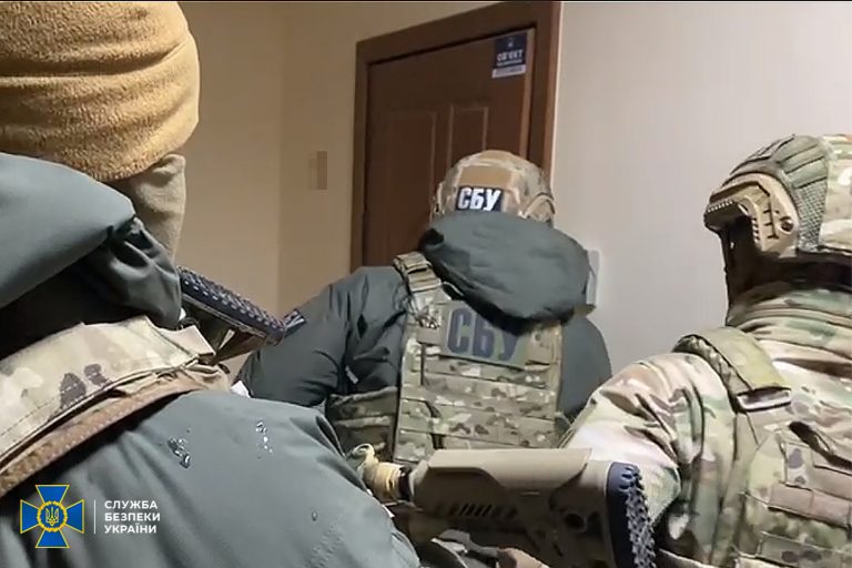 Протитанкові гранатомети, зброя з прицілами та глушниками: силовики Прикарпаття викрили потужне кримінальне угруповання (ФОТО)