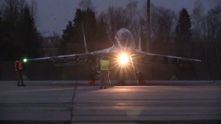 У Франківську авіатори на винищувачах відточували вміння під час нічних польотів (ФОТО)