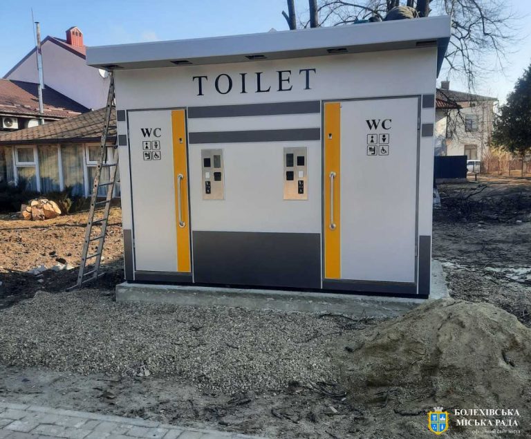 У Болехові встановлюють громадську модульну вбиральню (ФОТОФАКТ)