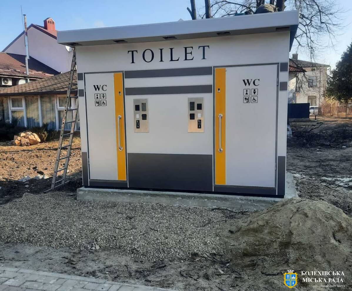У Болехові встановлюють громадську модульну вбиральню (ФОТОФАКТ)