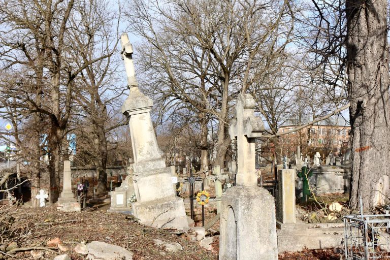У Коломиї взялися наводити лад на давніх кладовищах (ФОТО)