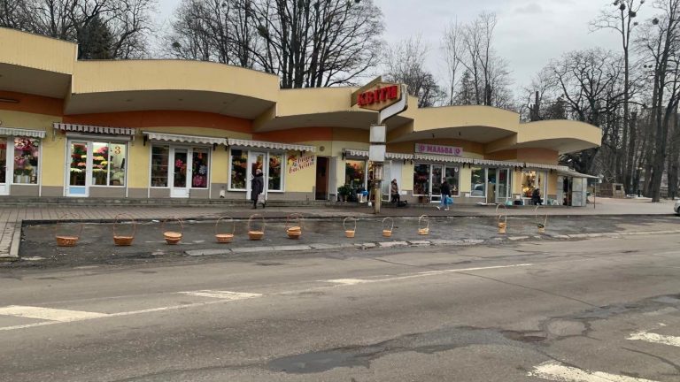 Стоянка для кошиків: біля квіткового ринку на Мельника водіям заважають паркуватися (ФОТОФАКТ)