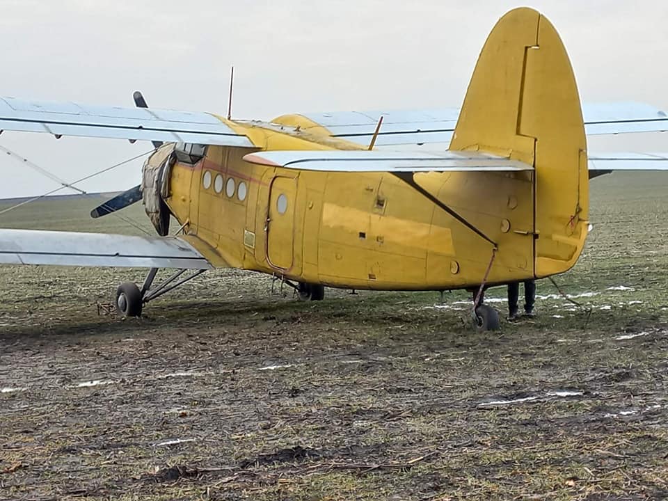 Під Городенкою невідомий припаркував транспортний літак. Поліція шукає власника (ФОТО)