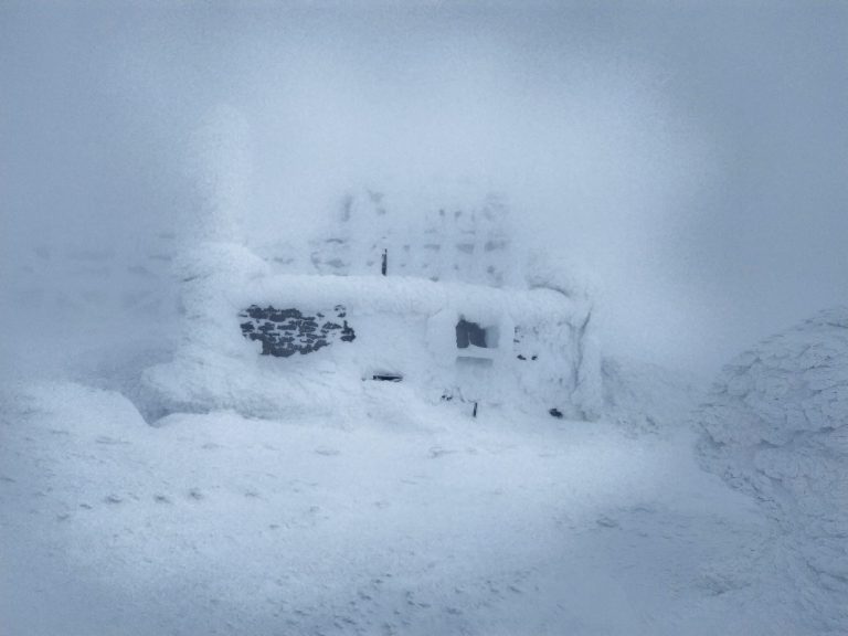 Рятувальники показали хуртовину в Карпатах і просять утриматися від походів у гори (ВІДЕО)