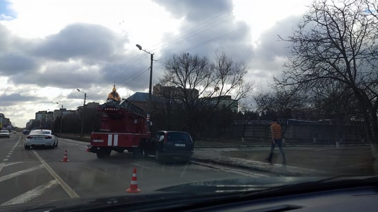 Зранку на Надрічній не поділили дорогу легкова та пожежна машини (ФОТО)