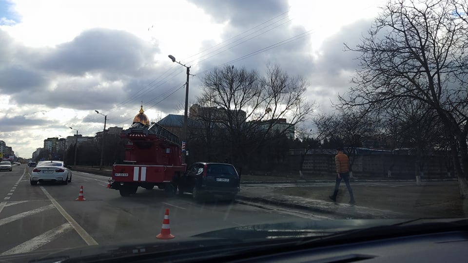 Зранку на Надрічній не поділили дорогу легкова та пожежна машини (ФОТО)