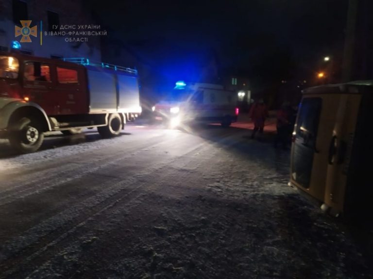У Долині “Опель” з’їхав у кювет і перекинувся – водія деблокували рятувальники