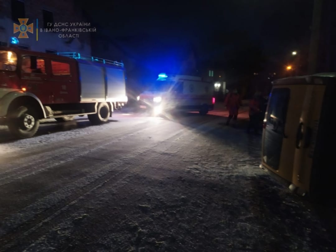 У Долині “Опель” з’їхав у кювет і перекинувся – водія деблокували рятувальники