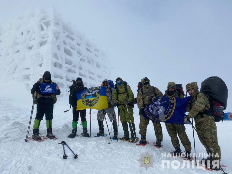 Без води, їжі й з нульовою видимістю: як поліціянти Одещини вчаться виживати у Карпатах (ФОТО)