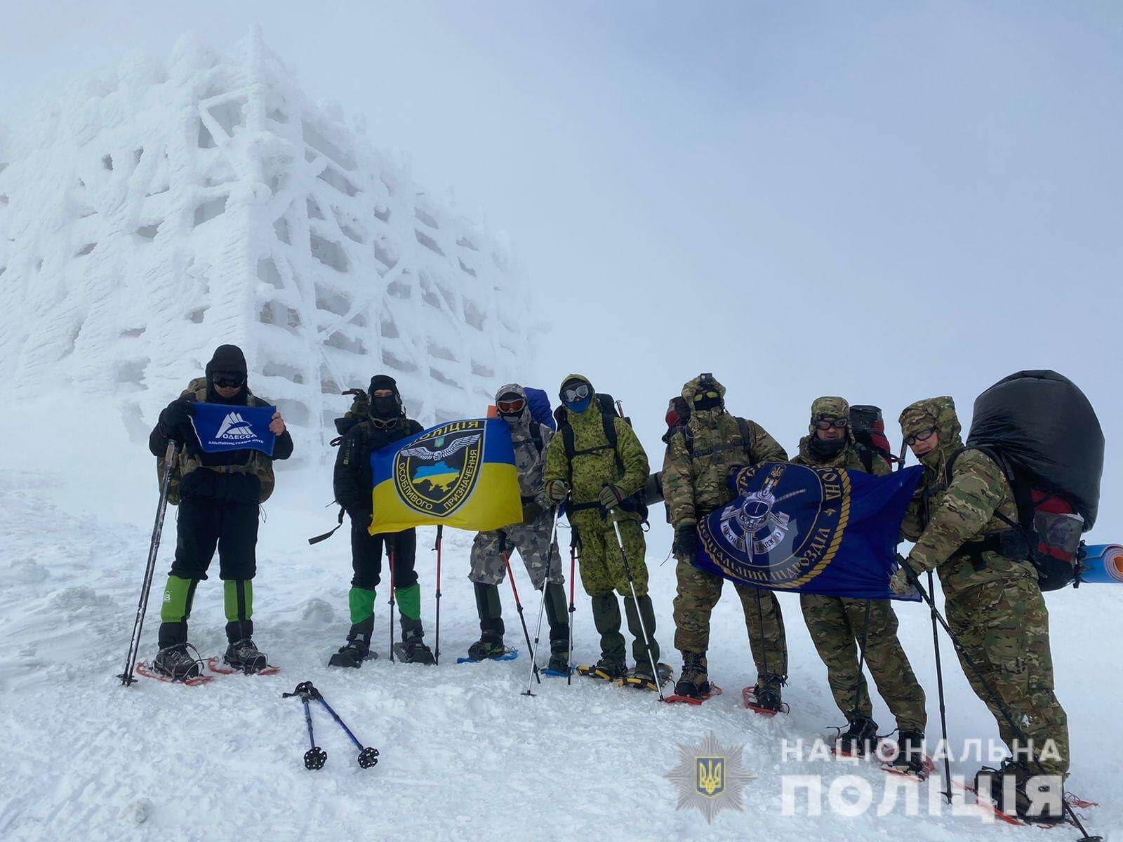 Без води, їжі й з нульовою видимістю: як поліціянти Одещини вчаться виживати у Карпатах (ФОТО)
