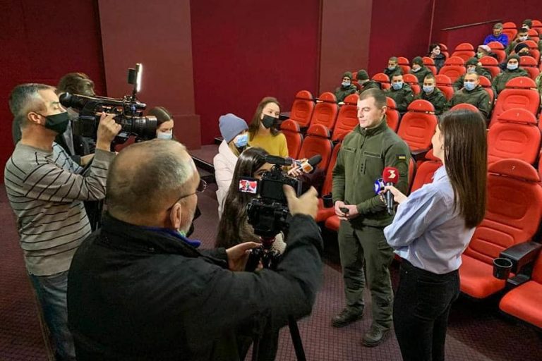 До Дня Героїв Небесної Сотні у Франківську презентували військову драму “Іній” (ФОТО)