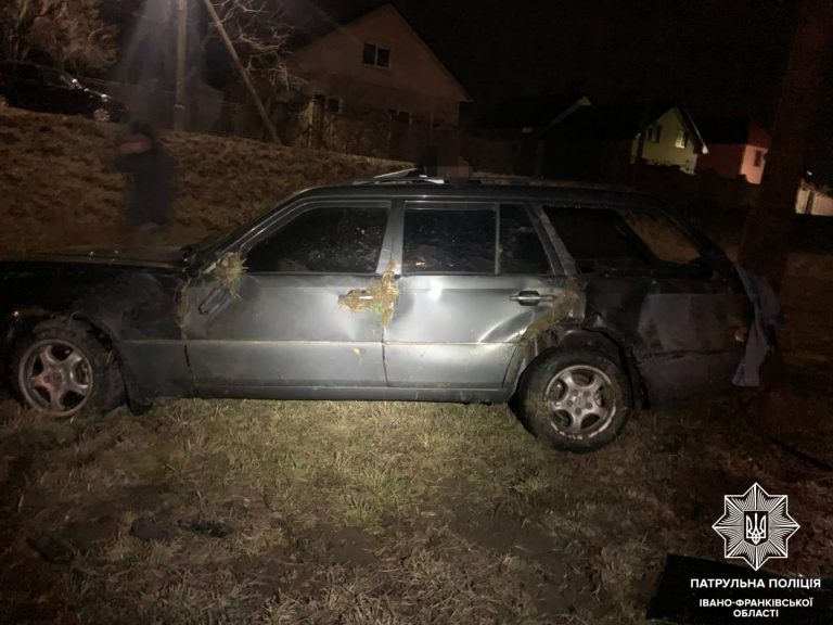 У Франківську п’яний 19-річний водій “вилетів” з дороги і розбив свій Mercedes (ФОТО)