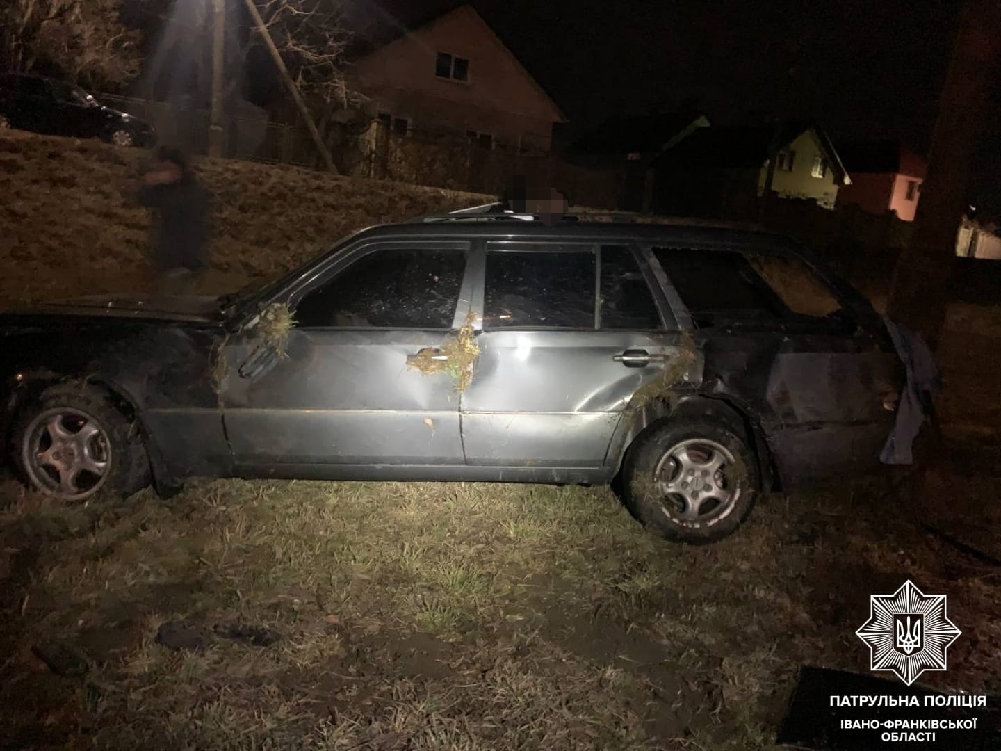 У Франківську п’яний 19-річний водій “вилетів” з дороги і розбив свій Mercedes (ФОТО)
