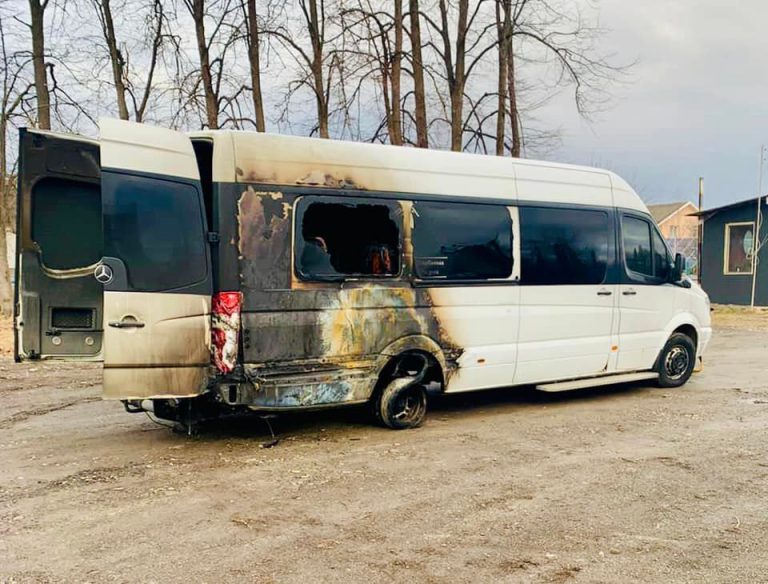 Попередня версія – підпали: поліція про нічні пожежі автомобілів у різних районах Франківщини (ФОТО)