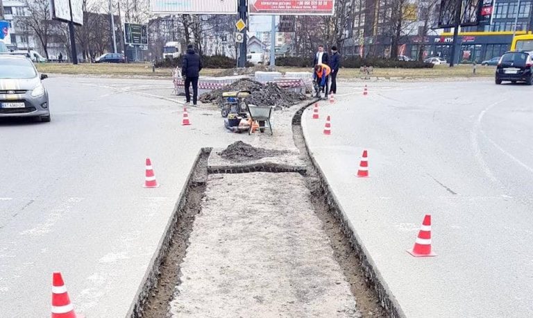 Чотири острівці безпеки облаштують навколо кільця на Мазепи (ФОТО)