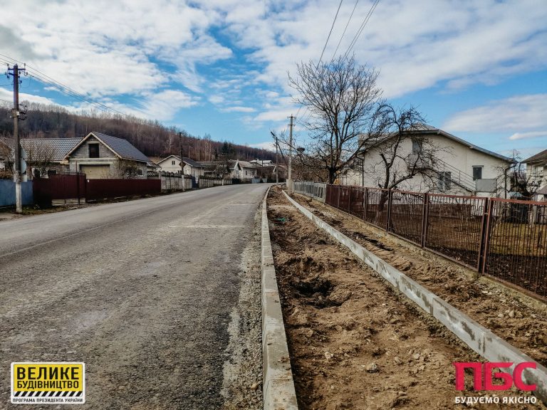 На дорозі Івано-Франківськ — Тернопіль облаштовують узбіччя (ФОТО)