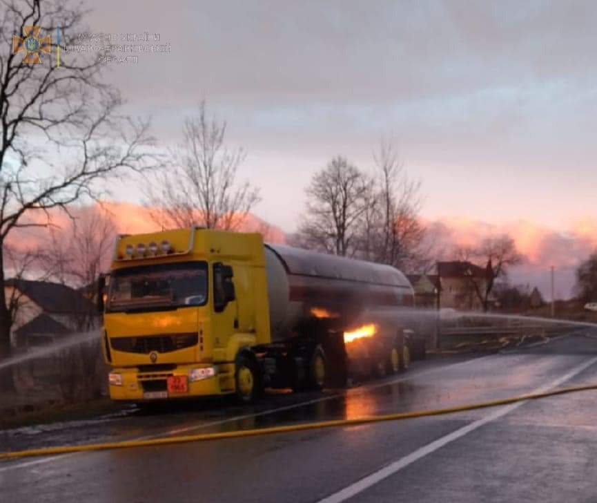 Палає вже 18 годин: газова цистерна між Калушем і Долиною досі горить (ФОТОФАКТ)