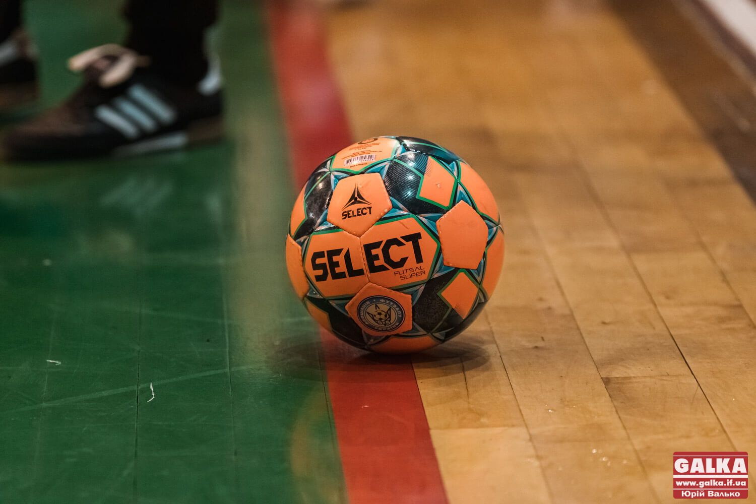 М’яч з автографами футзалістів “Урагану” “пішов з молотка” за 15 тисяч гривень. Гроші – для ЗСУ