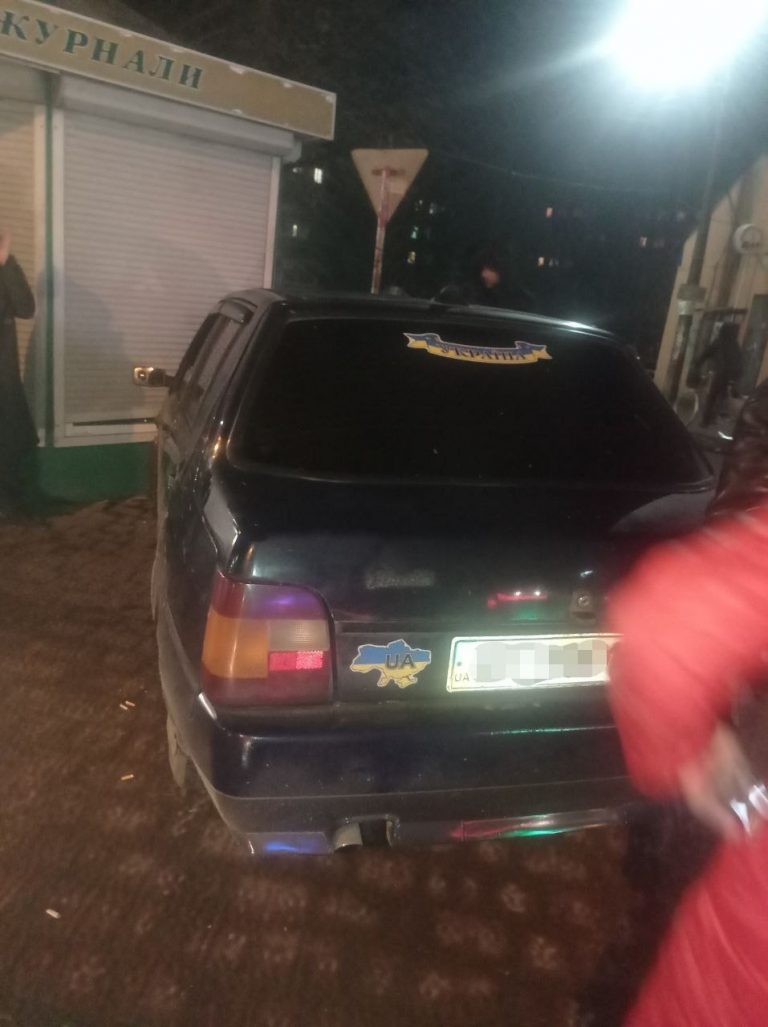 На Бамі п’янючий водій “Славути” в’їхав у BMW та кіоск (ФОТОФАКТ)