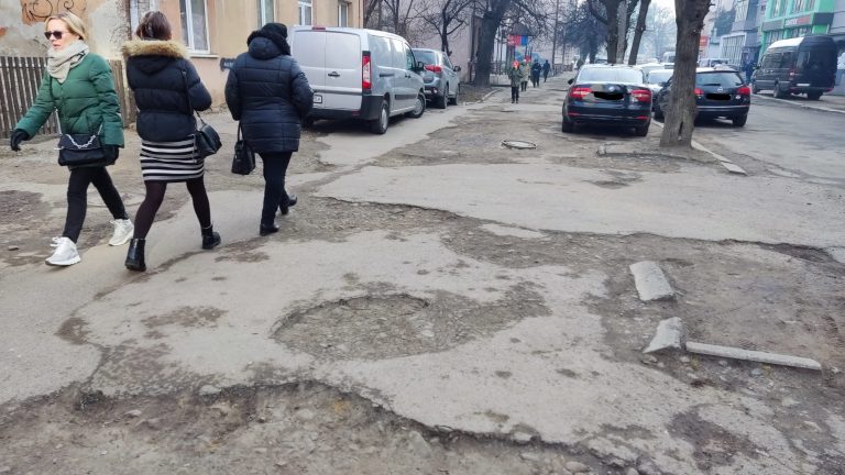 У мережі нагадали про жахливий стан вулиці Бельведерської (ФОТО)